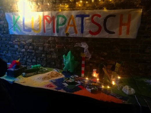 Das Foto zeigt den Stand des Kinderkungsprojekts "Klumpatsch" auf dem Götzer Hofadvent am 2.12.2018.