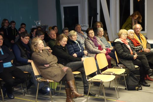 Auf dem Foto ist das Publikums des Filmabends zum Film "Styx" in der Klimawerkstatt Werder zu sehen.